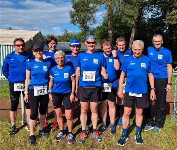 Die LG’ler vor dem Start des Kulleslaufs in Holzfeld (v.l.) Thomas Schütz, Ulrike Große, Silke Törper, Bärbel Monschauer, Michael Rüb, Daniel Breslauer, Jason Luxem, Michael Ringel, Klaus Jahnz und Markus Wolscht.  Foto: K. Breslauer