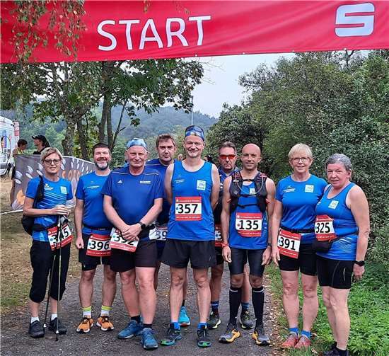 Die LG’ler vor dem Start des Panoramalaufs an der Martinshütte in Altenahr.  Fotos: Karin Breslauer
