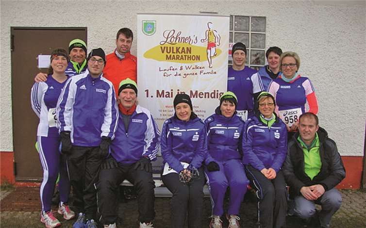Die LGler vor dem Start zum 7. Lonniger Crosslauf mit Kreismeisterschaften Mayen-Koblenz.privat