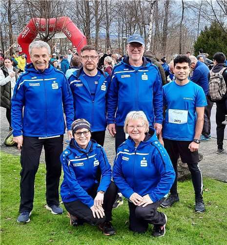 Die LG’ler vor dem Start zum Silvesterlauf in Montabaur (vorne v.l.) Elisabeth Waldorf, Jutta Copeland, (hinten v.l.) Klaus Jahnz, Stefan Helbing, Roland Wesche und Raheb Rahimi.