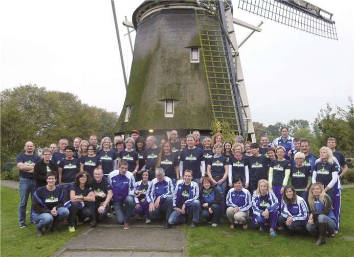 Die LG´ler vor einer der Amsterdamer Windmühlen.privat