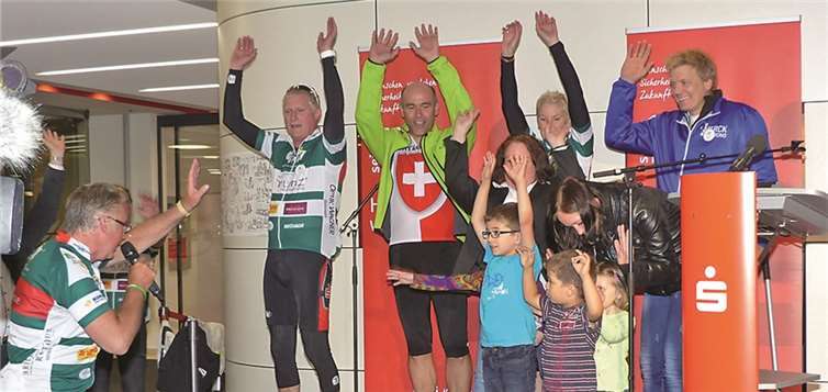 Die La Ola Welle lief rund im Foyer der Kreissparkasse.