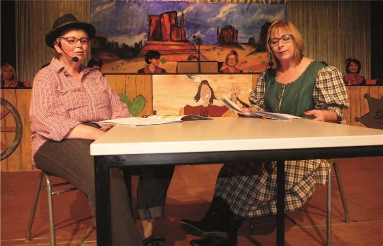 Die Lacher auf ihrer Seite hatten Ute Jablonski und Christiane Patzelt mit ihrem Zwiegespräch als Bauer und Tochter.