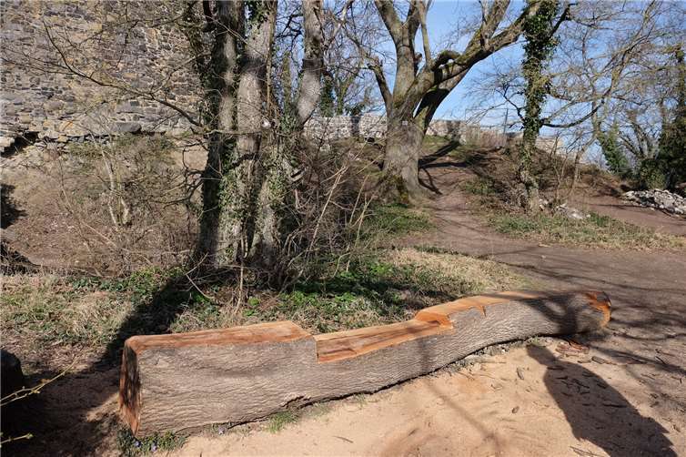 Die Länge der Bänke ermöglicht coronakonformes Ausruhen mit Abstand. Foto: Andreas Herrmann