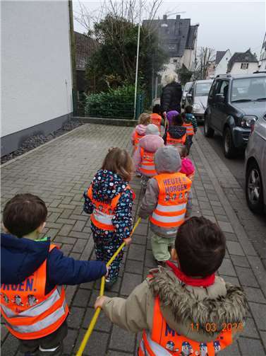 Die Lärchenkinder - nun gut sichtbar im Straßenverkehr.