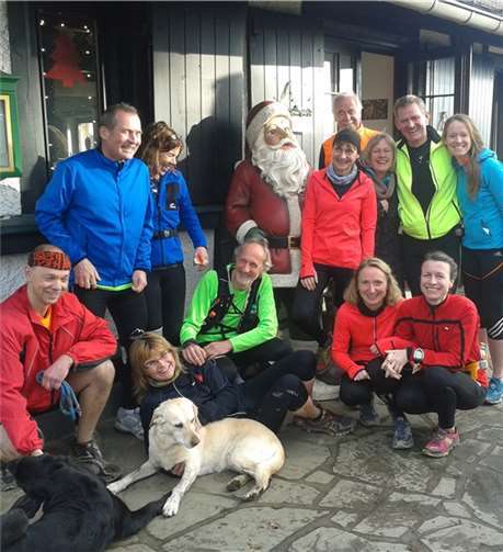 Die Läufer auf der Terrasse der Steiner-Berg-Hütte.privat