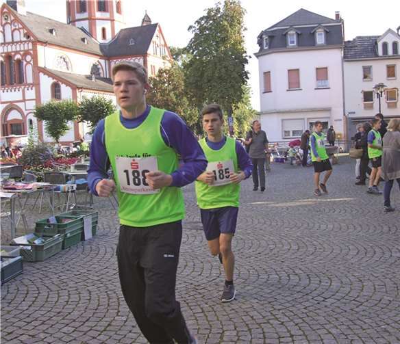 Die Läufer hatten einen Kilometer Strecke durch die Stadt zu bewältigen.-RUT-