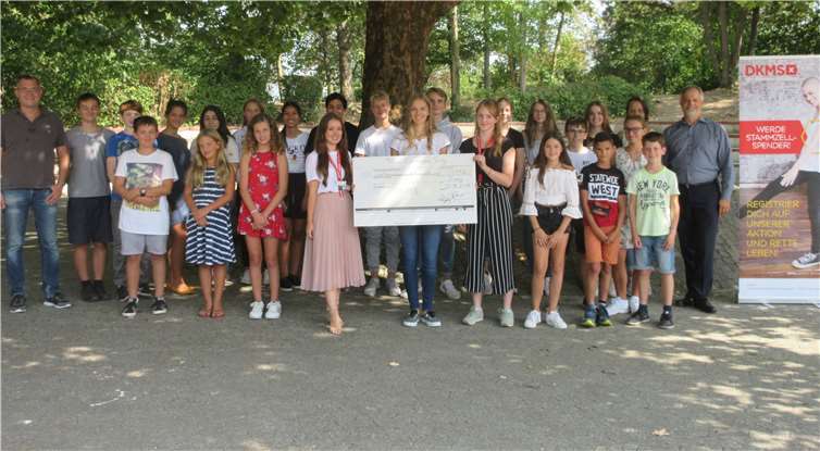 Die Läuferinnen und Läufer der Klassen 7 bis 9 überreichten einen Scheck an die DKMS.privat