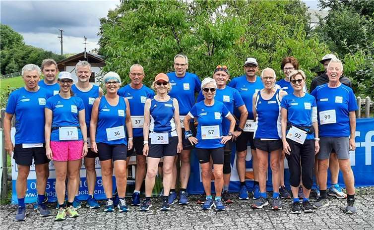 Die Läuferinnen und Läufer der LG Laacher See vor dem Start des Jedermannlaufs.  Foto: Markus Schmitt