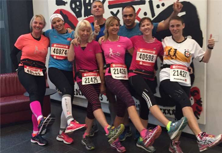 Die Läuferinnen und Läufer der internationalen Läufergemeinschaft aus Bayreuth, Nickenich und Südafrika waren mit viel Freude beim 17.Morgenpost-Marathon in Dresden am Start.privat