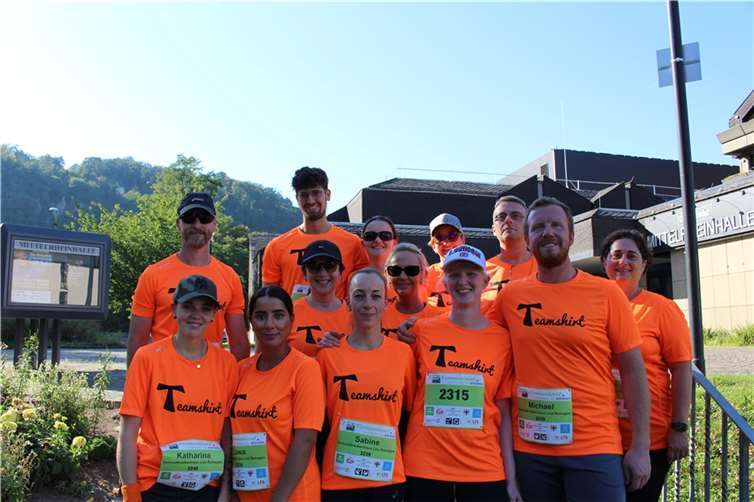 Die Läuferinnen und Läufer des Verbundkrankenhauses Linz-Remagen genossen das Gefühl des gemeinsamen Erfolgs.  Foto: Thorsten Dörholt