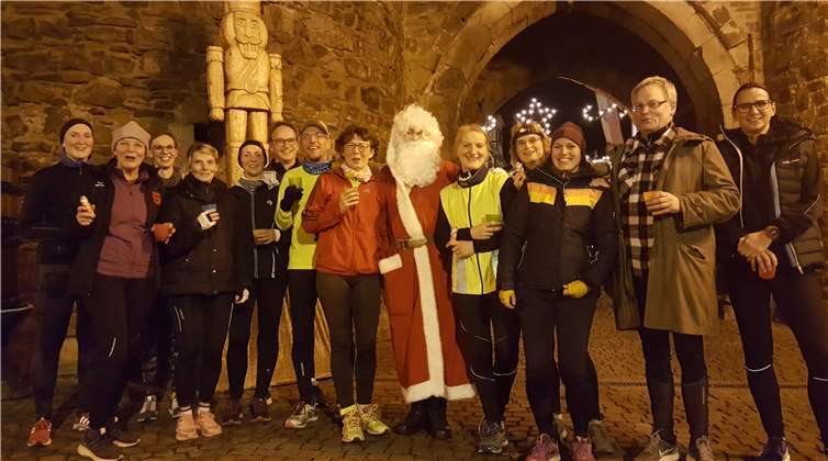 Die Läuferinnen und Läufer freuten sich über die kleine Stärkung, die der Nikolaus mitgebracht hatte. privat