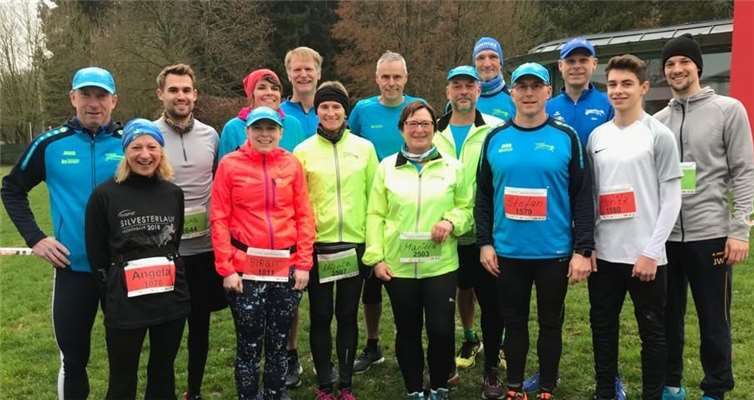 Die Läuferinnen und Läufer vom Lauftreff SV Weitersburg ließen das Jahr sportlich beim Silvesterlauf in Montabaur ausklingen.privat