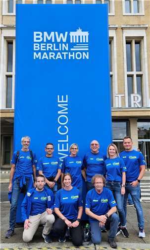 Die Läufer*innen vom Laacher See und ihre Schlachtenbummler beim Abholen der Startunterlagen. Quelle: LG Laacher See