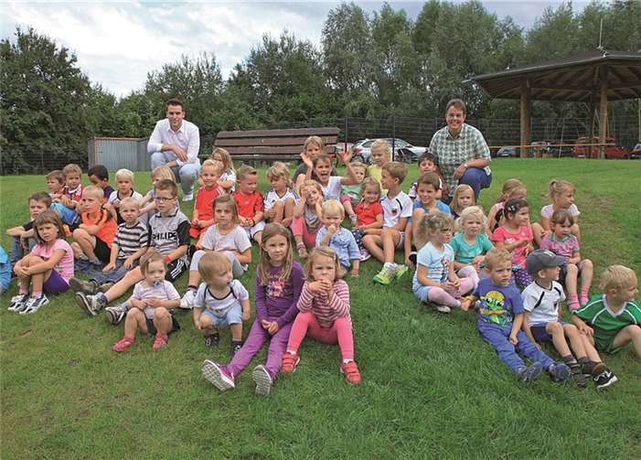Kletteraußenspielgerät in greifbarer Nähe Die Läuferschar mit dem stellvertretenden Bürgermeister Christian Stock, der den Sponsorenlauf eröffnete, und der Vorsitzenden des Fördervereins, Silvia Klemmer.Privat
