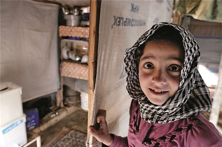 Die Lage der syrischen Flüchtlinge ist prekär und verschlechtert sich laufend: Wie die Caritas-Mitarbeiterin Caroline Nanzer berichtet, leben im Libanon, der keine offiziellen Flüchtlingslager duldet, zahlreiche Flüchtlinge aus Syrien in Ställen, Kellern, Garagen oder ganz einfach auf dem offenen Feld. Bereits ist es in der Region nachts sehr kalt. Der Winter bedroht die Flüchtlinge in ihren provisorischen Unterkünften. Im Libanon unterstützt Caritas die Flüchtlinge dabei, 800 Zelte winterfest zu machen. Die Familien erhalten dafür Planen, Baumaterial, Decken und Öfen. Zudem verteilt Caritas Libanon Nahrungsmittelpakete und Hygieneartikel an zusätzlich rund 3500 besonders bedürftige syrische Flüchtlinge und sichert damit 700 Familien das Überleben. Fotos: Sam Tarling, Caritas Schweiz.