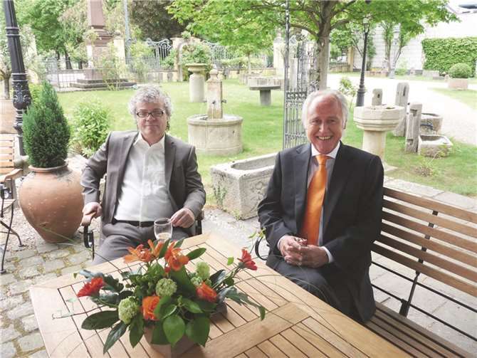 Die Lage des Büros am Park spiegelt die Philosophie der beiden Unternehmer Wolfgang Jaeckert (l.) und Wolfgang Gulden wider.