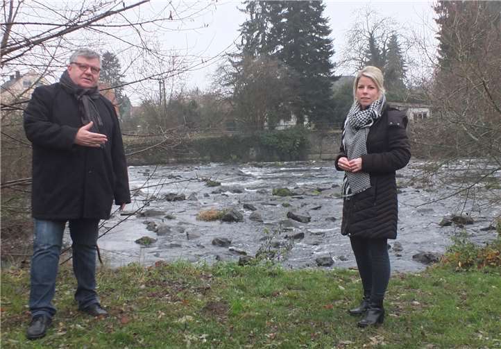 „Die Lage ist ernst. Der Wied gehen die Fische aus“, besorgt zeigt sich Lana Horstmann nach einem Gespräch mit dem 1. Kreisbeigeordneten und Umweltdezernenten Michael Mahlert.Foto: SPD