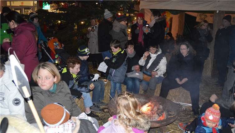 Die Lagerfeuer sind immer gut besucht.AB