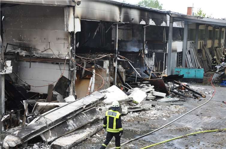 Die Lagerhalle der Firma FireEnergy liegt mehr oder weniger in Schutt und Asche. Fotos: WinklerTV