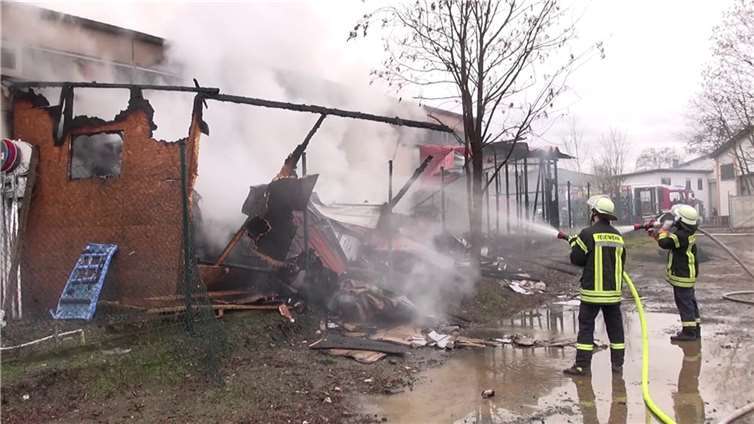 Die Lagerhalle wurde mit einem Bagger eingerissen, um ein übergreifen der Flammen auf ein Nachbargebäude zu verhindern.Foto: WinklerTV