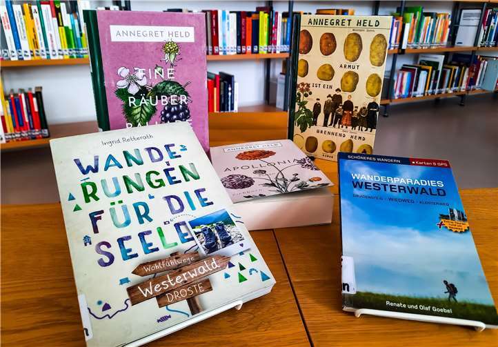 Die Lahnsteiner Bücherei packt Überraschungspakete zu den verschiedensten Themen – beispielsweise Wandern.Foto: Stadtverwaltung Lahnstein