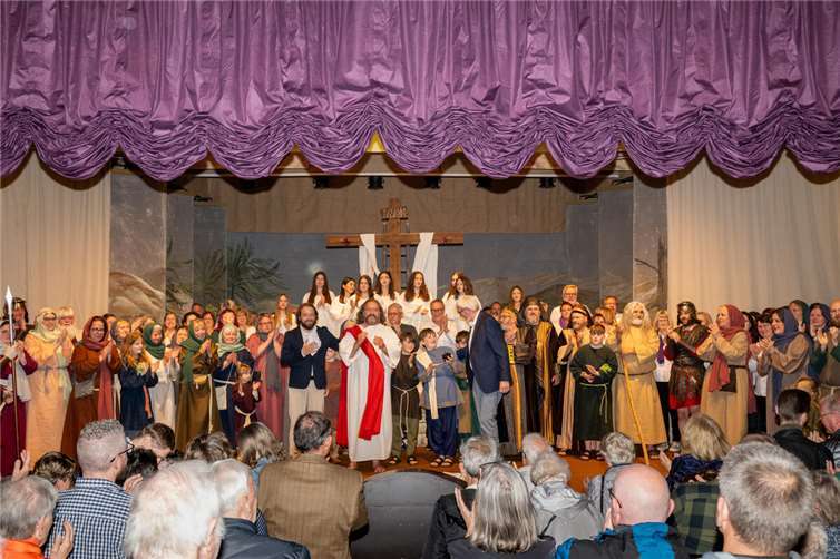 Die Laienspielgruppe Rieden bei der letzten Aufführung der Passionsspiele 2025.  Foto: Harald Haberscheidt