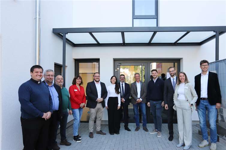 Die LandarztPlus-Praxis in Welschneudorf ist in die neuen Räume im ehemaligen Westerwälder Hof eingezogen. Das feierten die Beteiligten von der BBT-Gruppe, der Praxis, der Verbandsgemeinde und die Bauherren.  Foto: Thomas Jäckle / Fries Architekten