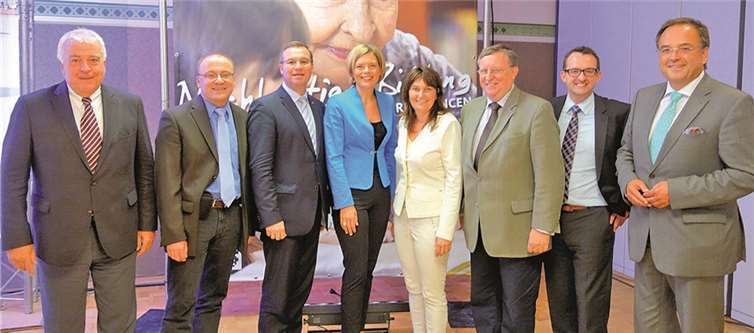 Die Landes- und Fraktionsvorsitzende Julia Klöckner mit Mitgliedern der CDU aus dem Kreis Ahrweiler. privat