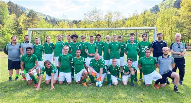 Die Landesauswahl für Fußballer mit Behinderung wird sich in Dieblich auf die Deutsche Meisterschaft vorbereiten. Ganz links Eric Schmitt und Markus Fermer sowie rechts Benjamin Auer und Frank Dirschus. Foto: FSV Dieblich