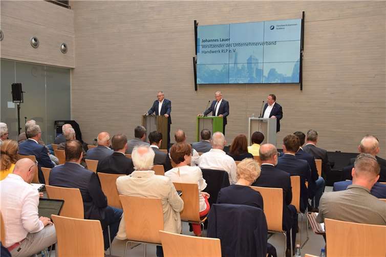 Die Landeshandwerkskonferenz bei der HwK Koblenz stellte das Hochwasser, den Stand bei den bisherigen Aufräumarbeiten und die nächsten Schritte beim Wiederaufbau des Ahrtals in den Mittelpunkt.Foto: privat