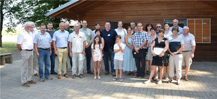 Die Landesjury startete an der Grillhütte mit Linkenbacher Bürgern, Vertretern der Vereine, Vertretern der Verwaltungen, Bürgermeister Volker Mendel (1.v.l.), Landrat Achim Hallerbach (5.v.l.) und Ortsbürgermeister Achim Hoffmann (9.v.r.).