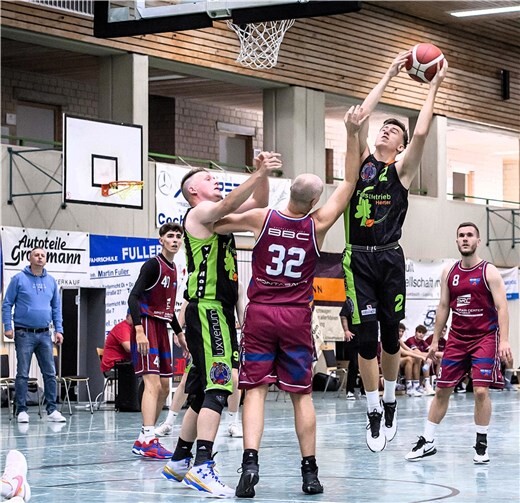 Die Landesliga-Basketballer des TuS Treis-Karden (in grün-schwarz mit Marcel Bröhl und Felix Dauns) haben bisher alle Spiele deutlich ewonnen. Foto: Lisa Ferrlein