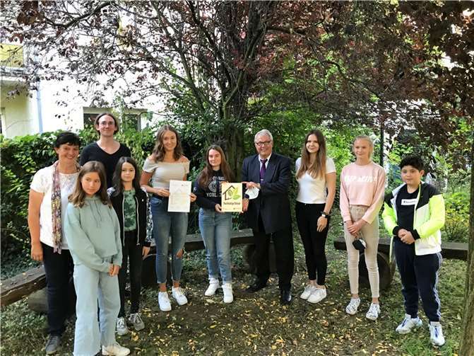 Die LandesschülerInnenvertretung überreichte zusammen mit dem Bildungsministerium Rheinland-Pfalz eine Plakette aus Holz.Foto: privat