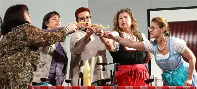 Die Landfrauen beim Trinkspruch mit Eierlikör.  Fotos: Fritz Hanke