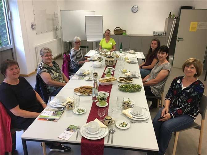 Die Landfrauen genießen das Essen. Foto: privat