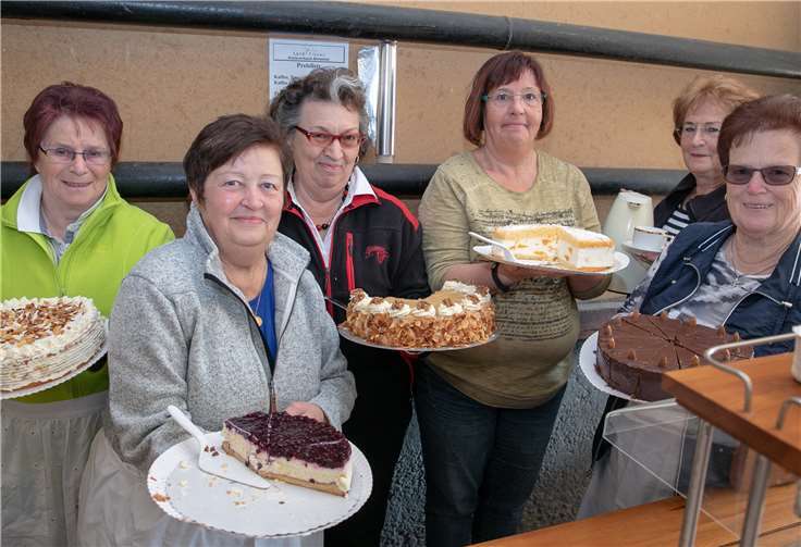 Die Landfrauen hatten unzählige Kuchen selbst gebackenund boten sie im Landfrauen-Café feil. Fotos: -Jost-