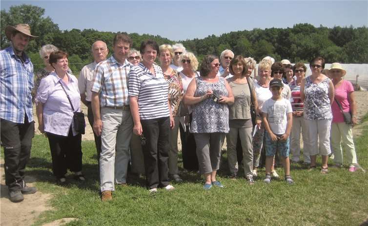 Die Landfrauen, mit der Vorsitzenden Ingrid Strohe (M.), informierten sich über Haltung und Zucht der Strauße. privat