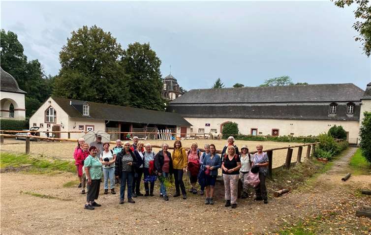 Die Landfrauen und –männer beim Schloss Ahrenthal. Foto: Strohe