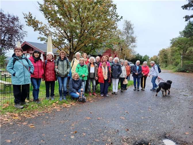 Die Landfrauen vor der Einkehr in der Heidestube auf der Bengener Heide  Foto: W. Sprinkmeier