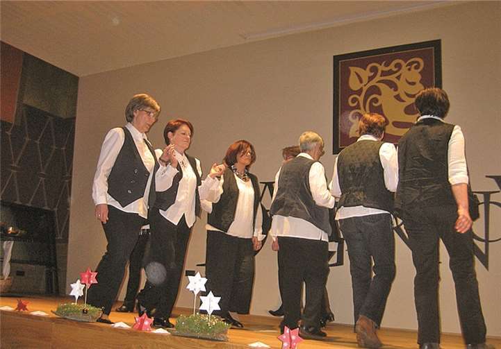 Die Landfrauentanzgruppe beim Tanz „Der Stern“.