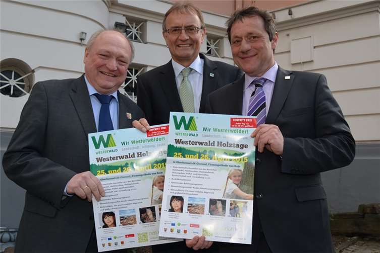 Die Landkreise Altenkirchen, Neuwied und Westerwaldkreis zeigten sich sehr zufrieden mit der Veranstaltung, die mehr als 24.000 Besucher auf das Firmengelände des Sägewerks van Roje in Oberhonnefeld-Gierend lockte. Festgelegt wurde das Konzept von den Landräten Michael Lieber (Altenkirchen), Rainer Kaul (Neuwied), und Achim Schwickert (Westerwaldkreis) (v.l.n.r.), die sich ausdrücklich bei den zahlreichen Helfern und Ehrenamtlern, den Mitarbeitern der Firma van Roje sowie bei allen Besuchern und Ausstellern bedanken. Die nächsten Westerwald Holztage finden 2018 im Landkreis Altenkirchen statt.Kreisverwaltung Neuwied