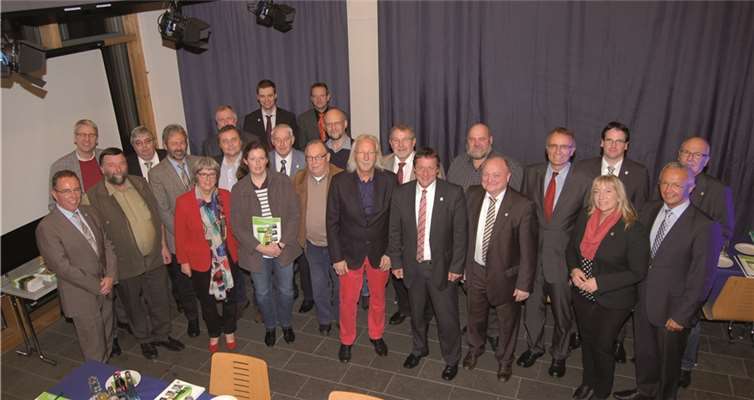 Die Landkreise Altenkirchen, Neuwied und Westerwaldkreis haben sich schon vor fünf Jahren auf den Weg in eine gemeinsame Zukunft des Westerwaldes gemacht. Dies gab den Landräten Rainer Kaul (NR), Michael Lieber (AK) und Achim Schwickert (WW) Anlass, mit den Beigeordneten der Kreise und den Fraktionsvorsitzenden in den drei Kreistagen eine erste Bilanz zu ziehen.privat