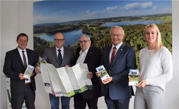 Die Landräte Achim Hallerbach (Landkreis Neuwied), Achim Schwickert (Westerwaldkreis) und Dr. Peter Enders (Landkreis Altenkirchen) präsentierten den neuen Wanderflyer.Quelle: Kreisverwaltung Neuwied