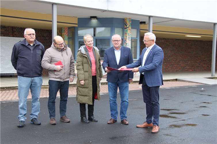 Die Landräte Achim Hallerbach (Neuwied(von rechts) und Dr. Peter Enders (Altenkirchen) sowie die hauptamtliche Erste Kreisbeigeordnete Gabriele Wieland (Westerwaldkreis) freuen sich gemeinsam mit den Impfkoordinatoren Peter Deipenbrock und Burkhard Haubrich über das zusätzliche Impfangebot der drei Landkreise. Foto: Pressestelle Westerwaldkreis
