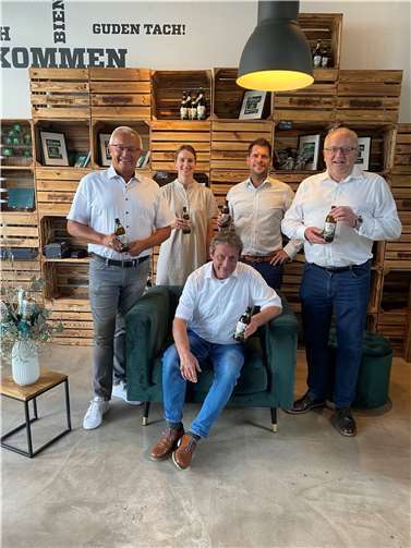 Die Landräte Achim Schwickert, Achim Hallerbach und Dr. Peter Enders trafen sich mit Jens Geimer, dem Geschäftsführer der Brauerei, sowie Maja Büttner, der Geschäftsführerin des Westerwald Touristik-Service, um ein Zwischenfazit des Jubiläumsjahres zu ziehen. Foto: Selina Thran