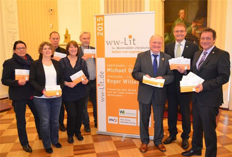 Die Landräte Achim Schwickert für den Westerwaldkreis, Rainer Kaul für den Kreis Neuwied und Michael Lieber für den Kreis Altenkirchen (v.r.n.l.), ließen es sich nicht nehmen, gemeinsam mit Projektleiterin Maria Bastian-Erll (4.v.l.) von der VHS Wissen das druckfrische Programm der 14. Westerwälder Literaturtage vorzustellen. privat