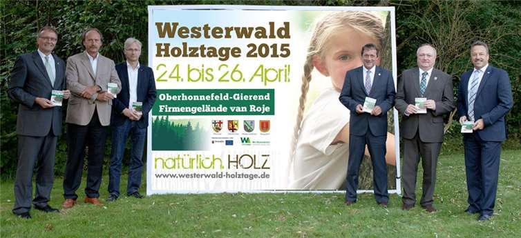 Die Landräte der Landkreise Neuwied, Altenkirchen und Westerwaldkreis stellen Konzept für Westerwald Holztage 2015 vor. (v.l.n.r.) Rainer Kaul (Landrat Kreis Neuwied), Ulrich van Roje (Geschäftsführer van Roje), Oliver Mühmel (Geschäftsführer van Roje), Achim Schwickert (Landrat Westerwaldkreis), Michael Lieber (Landrat Kreis Altenkirchen), Hans-Werner Breithausen (Bürgermeister der Verbandsgemeinde Rengsdorf). privat