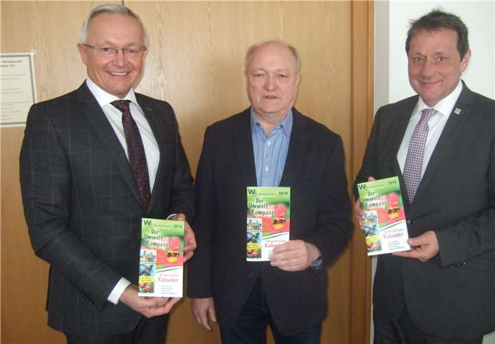 Die Landräte der drei Kreise stellten jetzt im Rahmen der Gemeinschaftsinitiative „Wir Westerwälder“ den Umweltkompass vor und laden ein, mit der Broschüre auf Entdeckungsreise in die heimische Landschaft und Natur zu gehen: (Von links) Achim Hallerbach (Neuwied), Michael Lieber (Altenkirchen), Achim Schwickert (Westerwaldkreis). privat