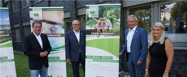 Die Landräte der drei Landkreise Achim Schwickert, Dr. Peter Enders und Achim Hallerbach und Vorständin Sandra Köster freuen sich über den gemeinsamen Social Media-Auftritt. Foto: Wir Westerwälder